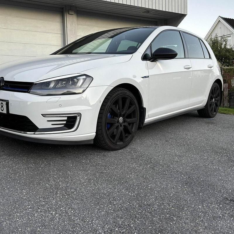 Vit Begagnad 2016 VW Golf VII GTE Halvkombi | 217 999 kr (Dyr) - Bild 1/4