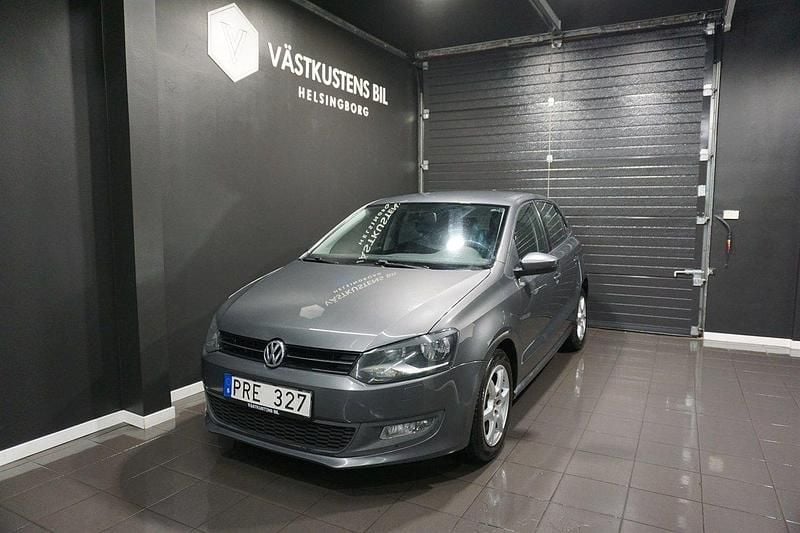 Mörkgrå Begagnad 2011 VW Polo Halvkombi | 64 900 kr (Marknadspris) - Bild 1/4