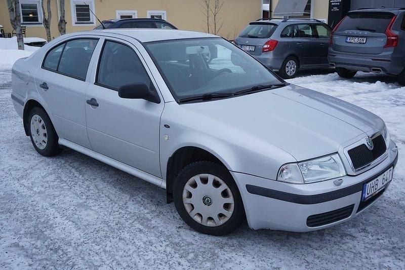 Silver Begagnad 2003 Skoda Octavia Halvkombi | 29 900 kr (Bra pris) - Bild 1/4