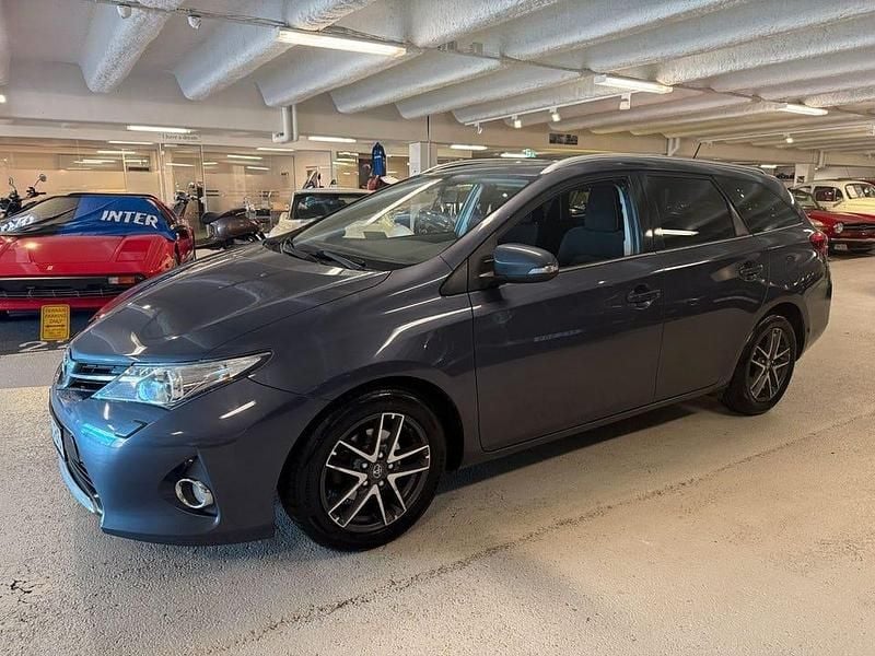 Mörkblå (dark blue metallic) Begagnad 2015 Toyota Auris Touring Sports Edition Kombi | 69 800 kr (Bra pris) - Bild 1/4