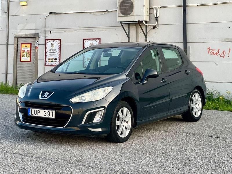 Mörkgrå (grå) Begagnad 2012 Peugeot 308 Halvkombi | 49 800 kr (Marknadspris) - Bild 1/4
