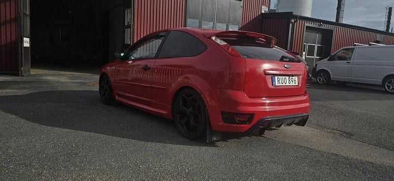 Begagnad 2007 Ford Focus ST Halvkombi | 50 000 kr (Marknadspris) - Bild 1/4