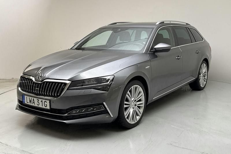 Grå Begagnad 2024 Skoda Superb Business Line Kombi | 369 000 kr (Marknadspris) - Bild 1/4