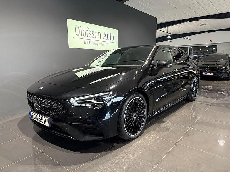 Svart Begagnad 2024 Mercedes CLA200 Shooting Brake AMG Kombi | 378 000 kr (Marknadspris) - Bild 1/4