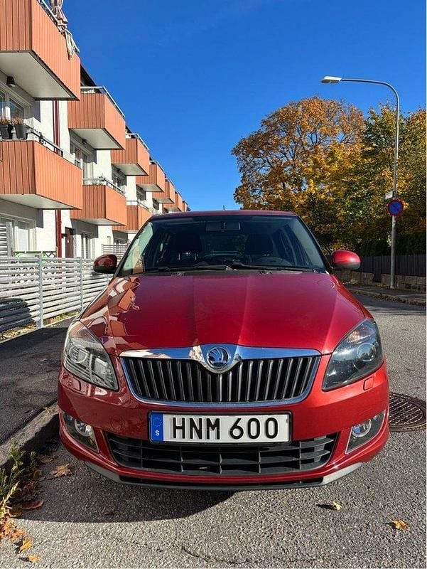 Röd Begagnad 2015 Skoda Fabia Ambiente Halvkombi | 69 900 kr (Bra pris) - Bild 1/4