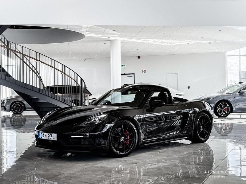 Svart Begagnad 2024 Porsche 718 Boxster Cab | 1 149 000 kr (Marknadspris) - Bild 1/4