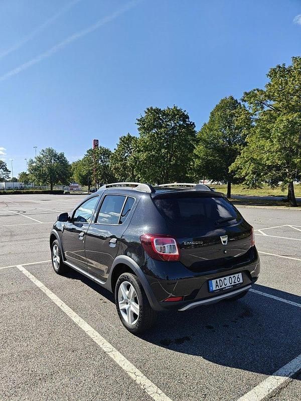Svart Begagnad 2014 Dacia Sandero Stepway Halvkombi | 42 000 kr (Superpris) - Bild 1/4