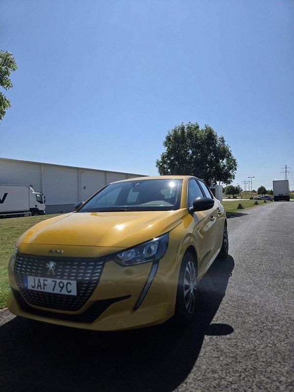 Gul Begagnad 2022 Peugeot 208 Active Halvkombi | 135 000 kr (Bra pris) - Bild 1/4