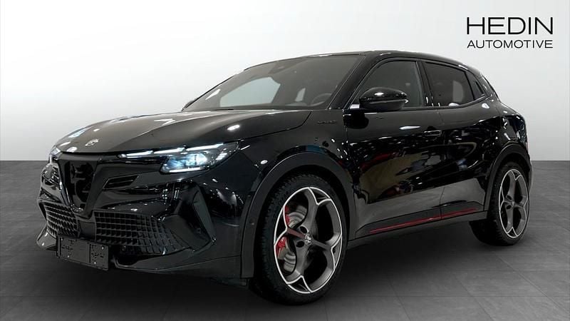 Svart (black) Begagnad 2024 Alfa Romeo Junior Veloce Halvkombi | 459 900 kr - Bild 1/4