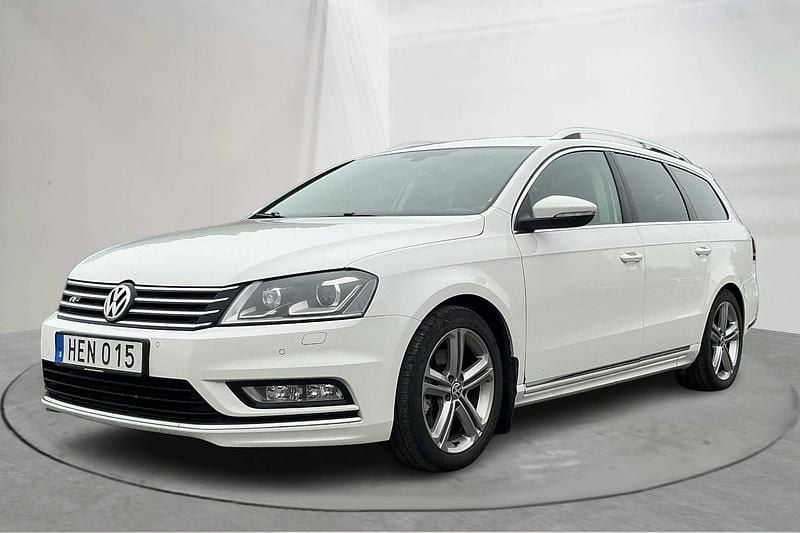Vit Begagnad 2014 VW Passat R-line Sedan | 94 000 kr (Marknadspris) - Bild 1/4