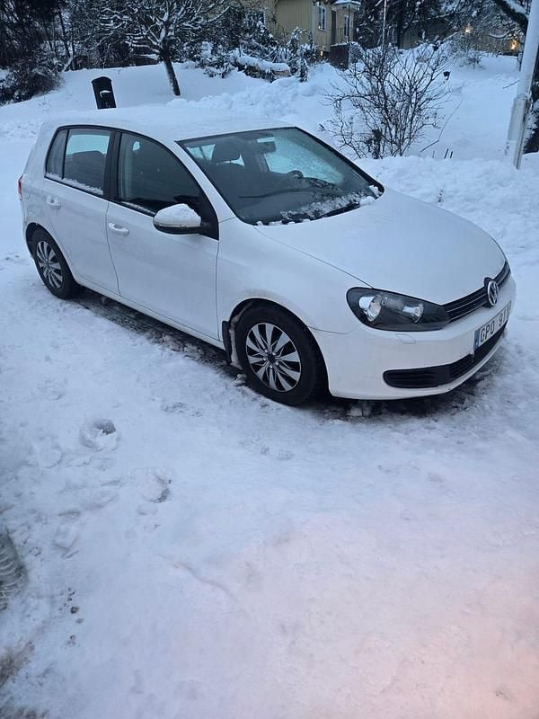 Vit Begagnad 2012 VW Golf VII Halvkombi | 75 000 kr (Marknadspris) - Bild 1/4