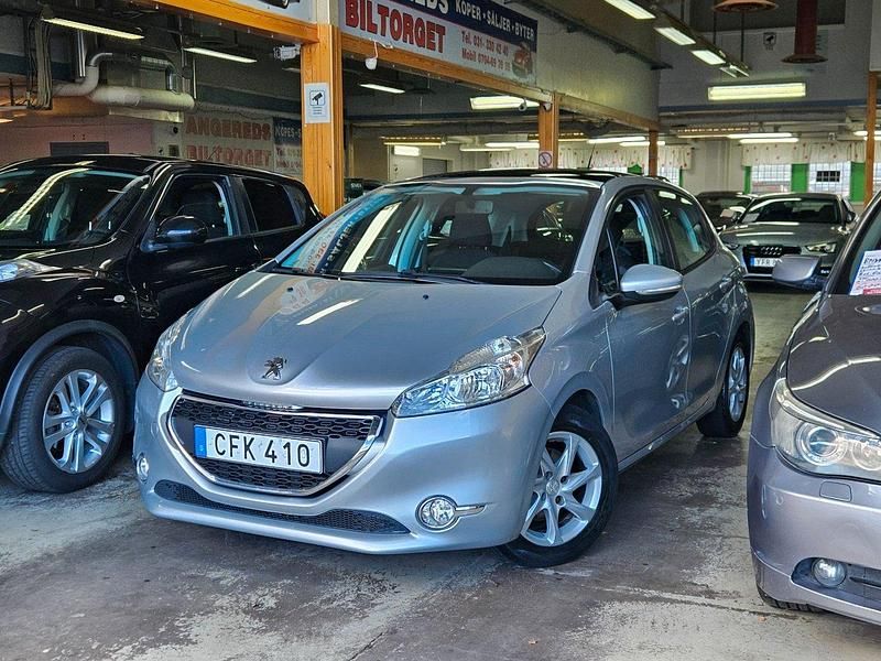 Ljusgrå Begagnad 2014 Peugeot 208 Halvkombi | 49 999 kr (Marknadspris) - Bild 1/4