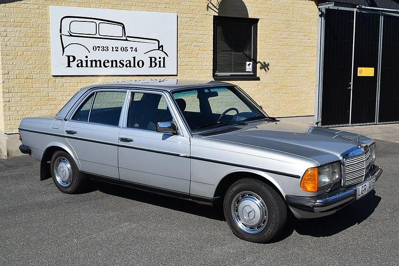 Ljusgrå Begagnad 1982 Mercedes 200 Sedan | 49 900 kr - Bild 1/4