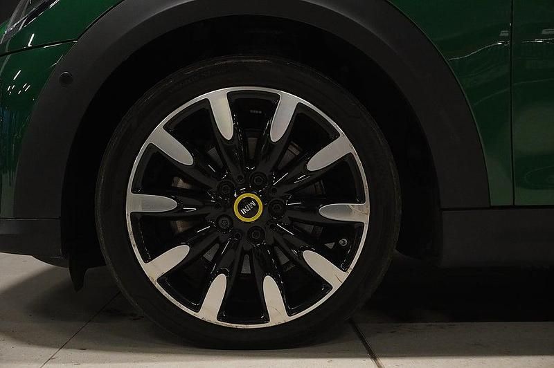 Begagnad Mini Cooper 130 kW (177 HK) 2022 British racing green iv metallic Halvkombi