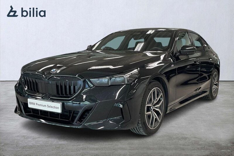 Svart Begagnad 2023 BMW 520 M Sport Sedan | 599 900 kr (Dyr) - Bild 1/4