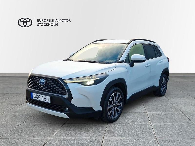 Vit Begagnad 2022 Toyota Corolla Cross Plus SUV | 368 800 kr (Marknadspris) - Bild 1/4