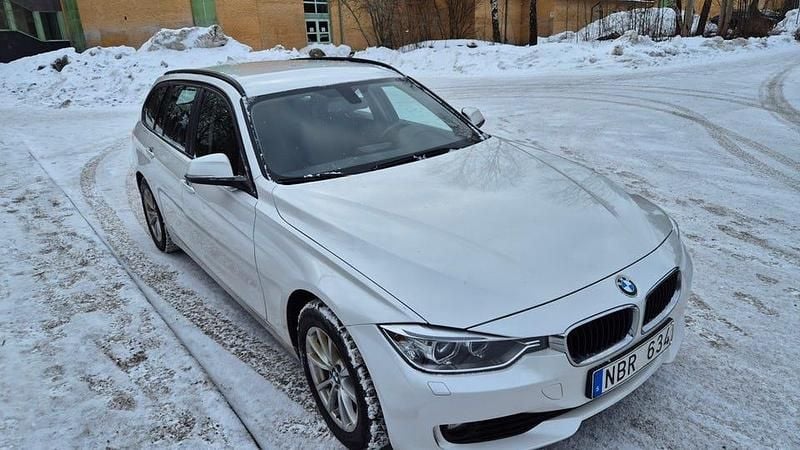 Begagnad BMW 320 M Performance 200 HK (147 kW) 2013 Vit pärlmetallic Kombi