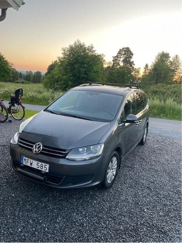 Grå Begagnad 2012 VW Sharan Minibuss | 100 000 kr (Marknadspris) - Bild 1/3