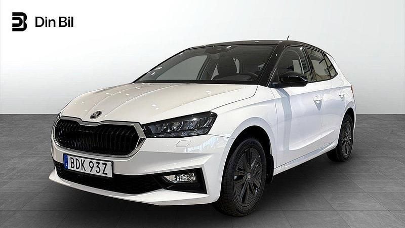 Vit (candy white black magic p) Ny 2025 Skoda Fabia Selection Halvkombi | 253 900 kr (Marknadspris) - Bild 1/4