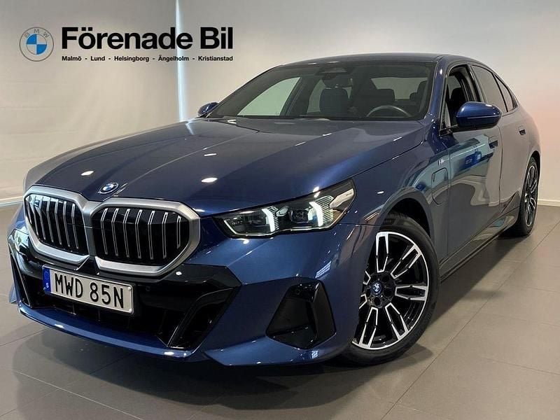 Blå Begagnad 2024 BMW 530e M Sport Sedan | 609 000 kr (Bra pris) - Bild 1/4