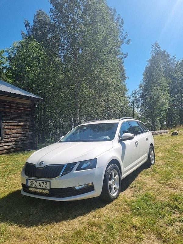 Vit Begagnad 2018 Skoda Octavia Kombi | 99 000 kr (Marknadspris) - Bild 1/4