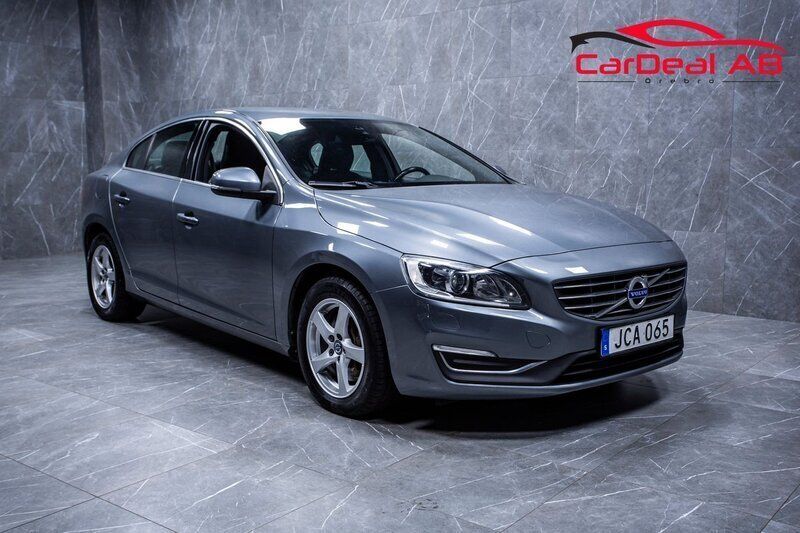 Grå Begagnad 2016 Volvo S60 Momentum Sedan | 154 800 kr (Marknadspris) - Bild 1/4