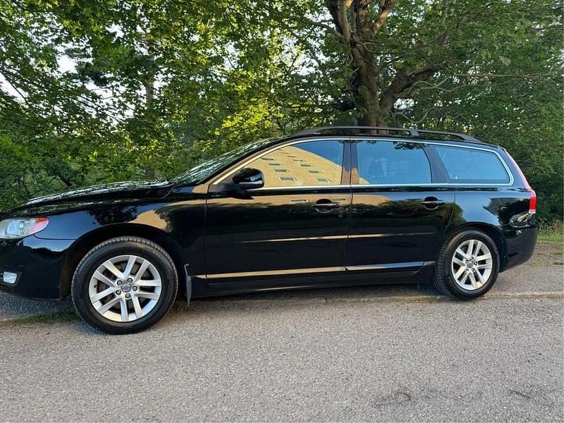 Svart Begagnad 2014 Volvo V70 Momentum Kombi | 49 000 kr (Marknadspris) - Bild 1/4