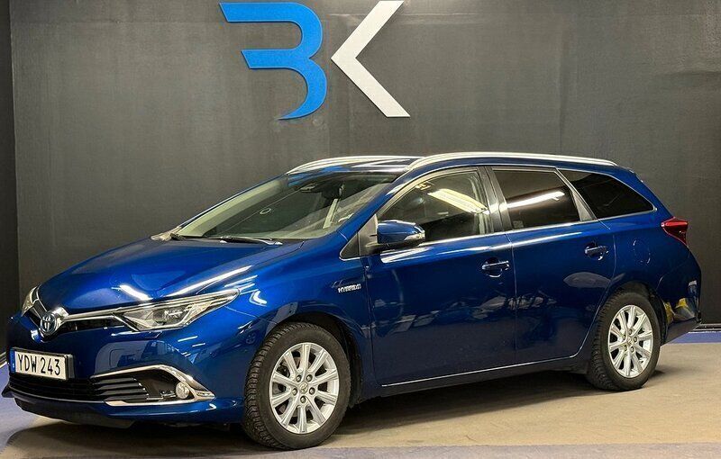 Mörkblå Begagnad 2016 Toyota Auris Touring Sports Executive Kombi | 119 900 kr (Bra pris) - Bild 1/4