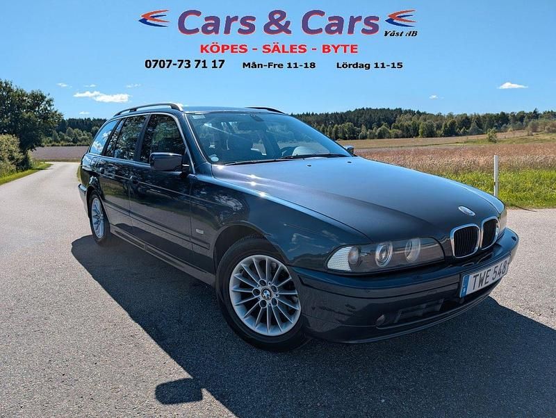 Mörkblå (blå) Begagnad 2003 BMW 520 Kombi | 49 900 kr (Marknadspris) - Bild 1/4
