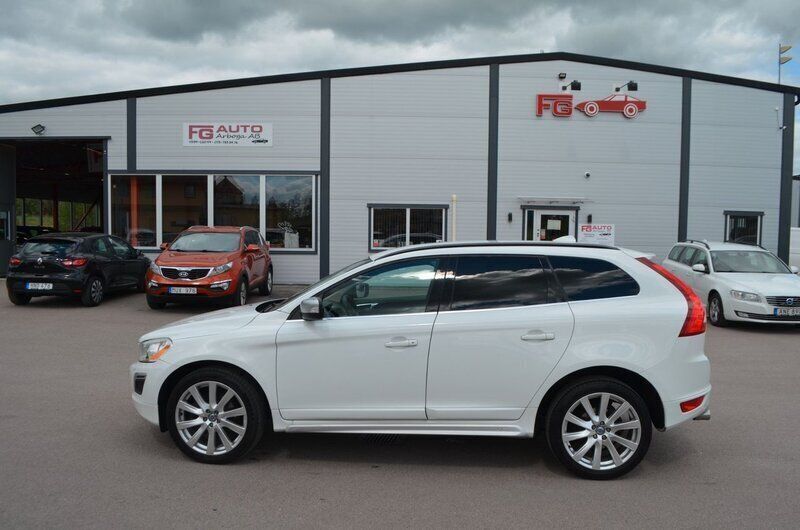 Vit Begagnad 2012 Volvo XC60 R-Design SUV | 109 900 kr (Bra pris) - Bild 1/4