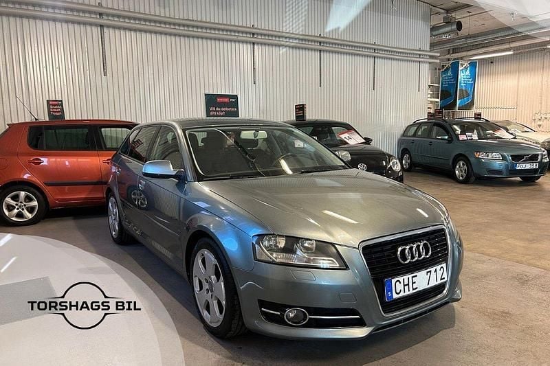 Grå Begagnad 2011 Audi A3 Sportback Comfort Halvkombi | 59 900 kr (Marknadspris) - Bild 1/4