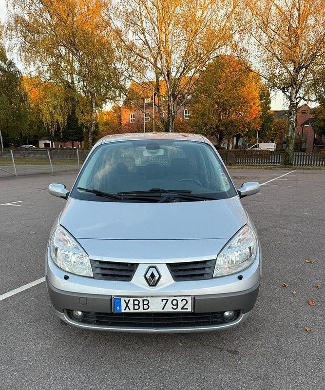 Grå Begagnad 2005 Renault Scénic II Minibuss | 19 500 kr (Marknadspris) - Bild 1/4