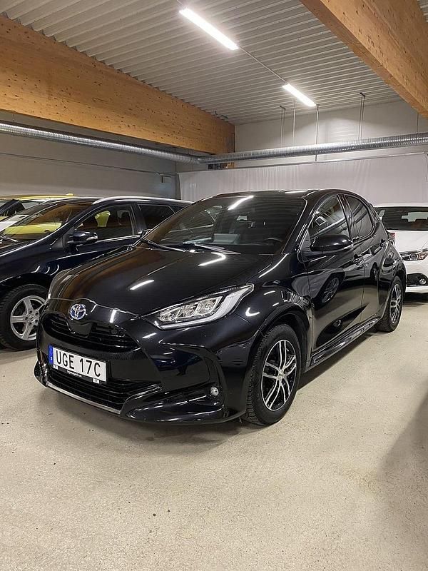 Svart Begagnad 2021 Toyota Yaris Hybrid Style Halvkombi | 214 900 kr (Marknadspris) - Bild 1/2