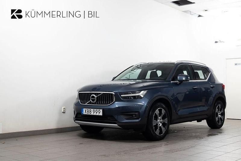 Mörkblå Begagnad 2019 Volvo XC40 Inscription SUV | 284 900 kr (Marknadspris) - Bild 1/4