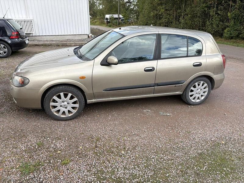 Gul Begagnad 2004 Nissan Almera Halvkombi | 17 000 kr (Lite dyr) - Bild 1/4