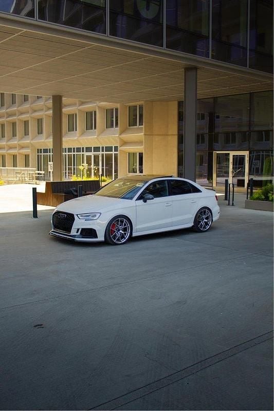 Vit Begagnad 2018 Audi RS3 Comfort Halvkombi | 429 900 kr (Lite dyr) - Bild 1/4