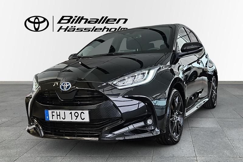 Begagnad Toyota Yaris 2023 Svart Halvkombi