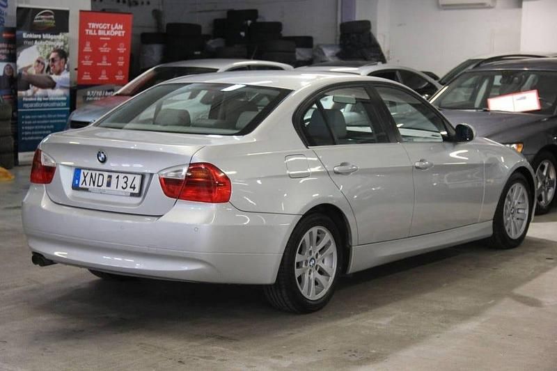 Begagnad BMW 325 Advantage 218 HK (160 kW) 2006 Ljusgrå Sedan