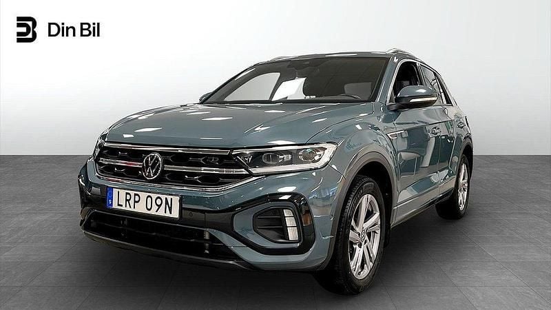 Mörkblå (petroleum blue metallic) Begagnad 2022 VW T-Roc R-line SUV | 309 900 kr (Lite dyr) - Bild 1/4