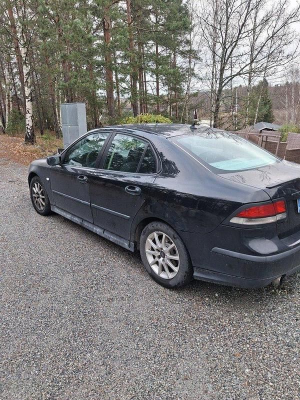 Svart Begagnad 2004 Saab 9-3 Linear Sedan | 6 500 kr (Superpris) - Bild 1/4