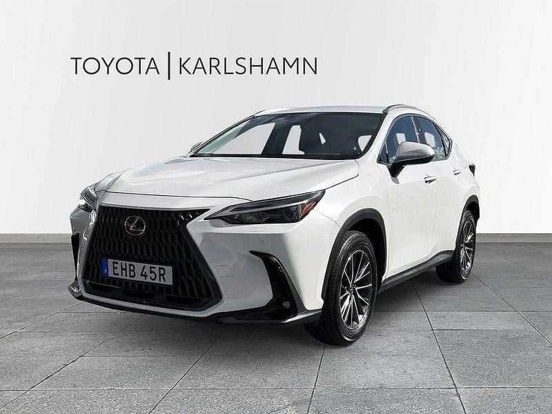 Vit Begagnad 2025 Lexus NX350h Business Edition SUV | 509 000 kr (Marknadspris) - Bild 1/4