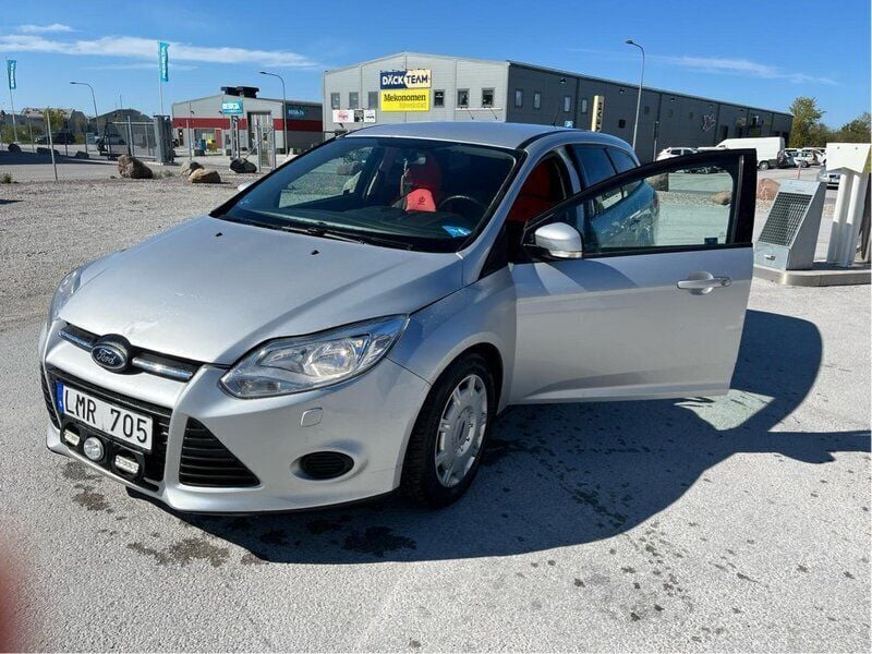 Grå Begagnad 2012 Ford Focus Trend Kombi | 41 000 kr (Marknadspris) - Bild 1/4