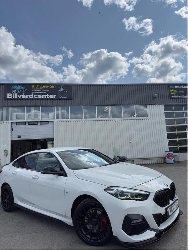 Vit Begagnad 2021 BMW 218 M Sport Sportkupé | 270 000 kr (Marknadspris) - Bild 1/4