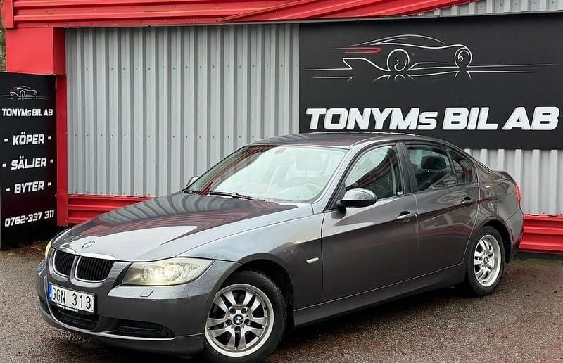 Grå Begagnad 2006 BMW 320 Sedan | 59 900 kr (Marknadspris) - Bild 1/4