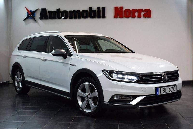 Vit Begagnad 2015 VW Passat Alltrack Executive Kombi | 129 700 kr (Lite dyr) - Bild 1/4