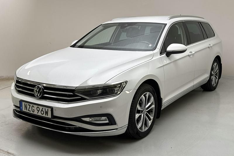 Vit Begagnad 2023 VW Passat GT | 259 000 kr - Bild 1/4