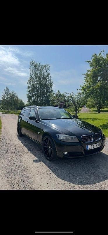 Svart Begagnad 2012 BMW 320 Kombi | 85 000 kr (Superpris) - Bild 1/4