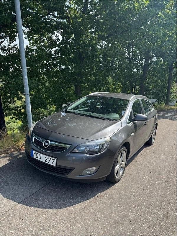 Grå Begagnad 2012 Opel Astra Enjoy Kombi | 45 000 kr (Marknadspris) - Bild 1/4