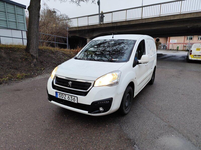 Vit Begagnad 2016 Peugeot Partner Minibuss | 89 000 kr (Bra pris) - Bild 1/4