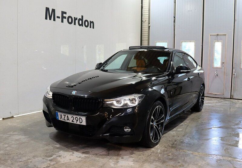 Svart (black sapphire metallic) Begagnad 2020 BMW 320 Gran Turismo M Sport Halvkombi | 319 900 kr (Dyr) - Bild 1/4